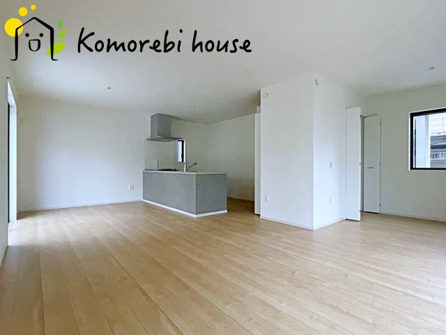 KIS上尾市上　10期　新築一戸建て　ケイアイグレース　01の居間・リビング|横長LDKは家具配置も自由で開放感あり。家族のライフスタイルに合わせた快適な暮らしを叶えます。						