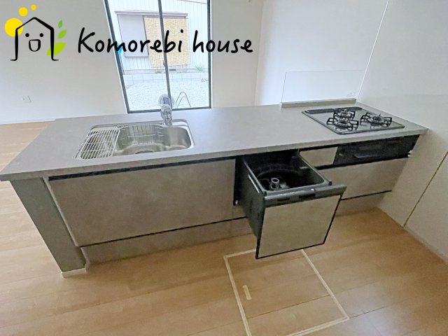 KIS上尾市上　10期　新築一戸建て　ケイアイグレース　01のキッチン|食洗機や浄水器を備えた多機能キッチン。広がりある空間で、家族と会話を楽しみながら料理ができるカウンターキッチンです															