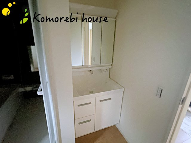 KIS上尾市上　10期　新築一戸建て　ケイアイグレース　01の独立洗面台|シンプルで洗練されたデザインの洗面台は、空間をすっきり見せる上質な存在。毎日のケア時間を心地よく過ごせる、上品な仕上がりです。								