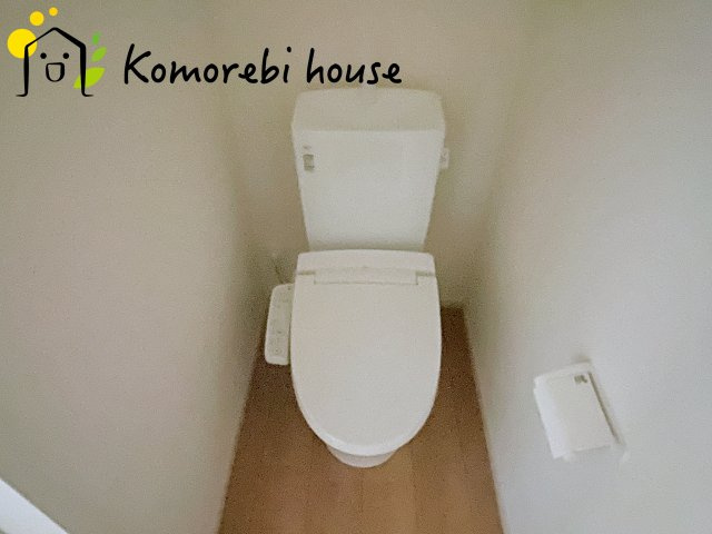 KIS上尾市上　10期　新築一戸建て　ケイアイグレース　01のトイレ|温水洗浄機能（ウォシュレット）標準装備で、毎日のトイレ時間がより快適に。やさしい温水洗浄で清潔を保てるだけでなく、冬場のヒヤッと感を軽減する暖房便座も嬉しいポイント。																	