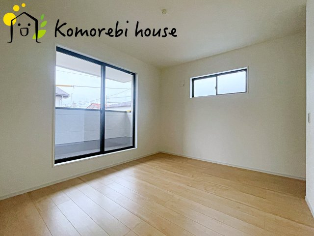 KIS上尾市上　10期　新築一戸建て　ケイアイグレース　01の寝室|一日の疲れをゆっくり癒せる主寝室は、ベッドを置いてもゆとりある広さが魅力。収納完備で衣類もスッキリ収まり、静かで落ち着いた空間が快適な眠りをサポートします。															