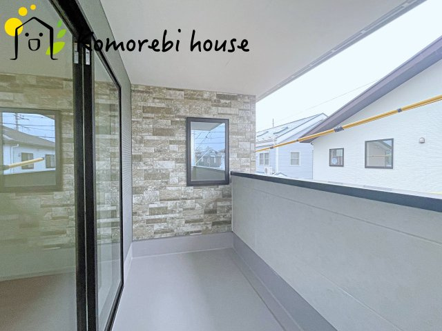 KIS上尾市上　10期　新築一戸建て　ケイアイグレース　01のバルコニー|屋根付きのインナーバルコニーは雨の日でも安心して洗濯物が干せる便利な空間。外からの視線も気になりにくく、ちょっとした憩いの場としても使えます。								