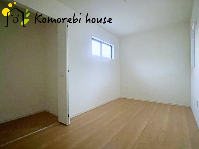 KIS上尾市上　10期　新築一戸建て　ケイアイグレース　01の洋室|収納力あるクローゼット付きで、洋服や小物を一箇所に集約。暮らしの動線が整い、片付けがラクになります。															