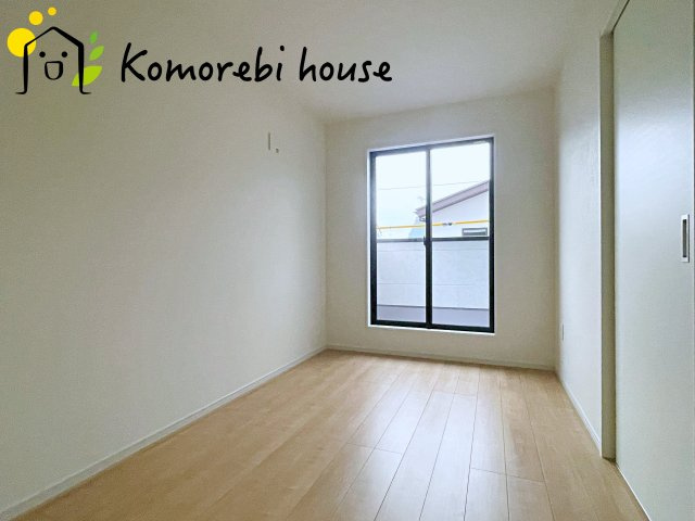 KIS上尾市上　10期　新築一戸建て　ケイアイグレース　01の洋室|自然光が心地よく入る子ども部屋は、学習・遊び・睡眠をしっかり支える快適環境。シンプル設計でレイアウトも変えやすく、成長に合わせて長く使える利便性の高い一室です。															