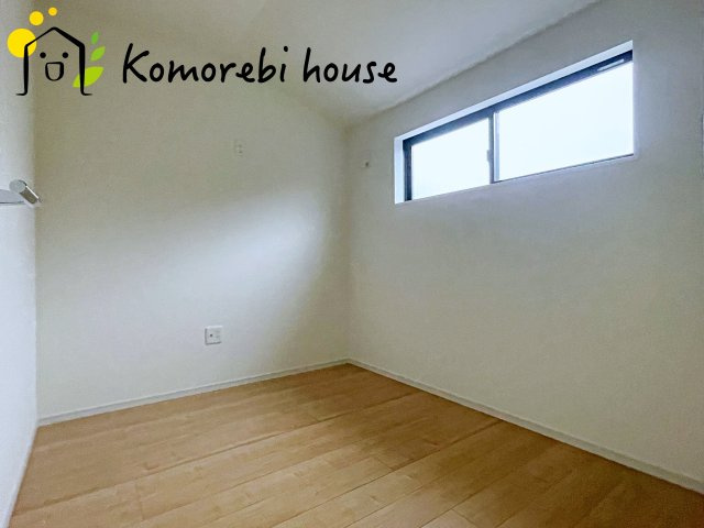 KIS上尾市上　10期　新築一戸建て　ケイアイグレース　01の子供部屋|寝室としても、子ども部屋としても使えるゆとりの空間。朝は窓から差し込む光で目覚め、夕方は宿題や遊びに集中できる、自分だけの居場所に。