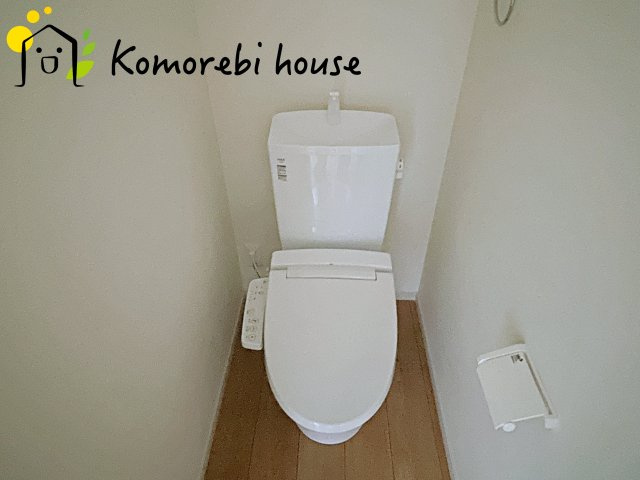 KIS上尾市上　10期　新築一戸建て　ケイアイグレース　01のトイレ|2階にもトイレがあることで、朝の混雑が解消し生活動線がスムーズに。新築ならではの間取り設計で、毎日の“プチストレス”が驚くほど減ります。															