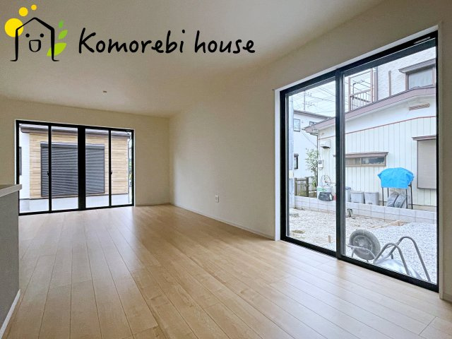 KIS上尾市上　10期　新築一戸建て　ケイアイグレース　01の居間・リビング|18帖以上の広々LDK。家族が集まり、食事や会話、くつろぎの時間が自然と重なる空間です。