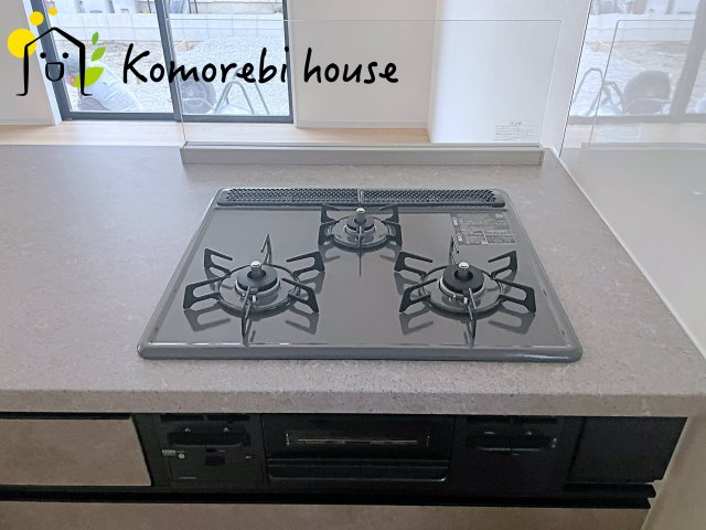 KIS上尾市上　10期　新築一戸建て　ケイアイグレース　01のキッチン|同時調理が叶う3口コンロと便利なグリル付き。忙しい朝のお弁当作りも、夕食の複数メニューもスムーズにこなせる頼れる設備です。															