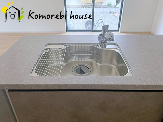 KIS上尾市上　10期　新築一戸建て　ケイアイグレース　01のキッチン|浄水器一体型で、いつでも美味しいお水がそのまま使えるキッチンシンク。料理やコーヒーづくり、炊飯にも安心して利用でき、毎日の食卓が少し豊かに。															
