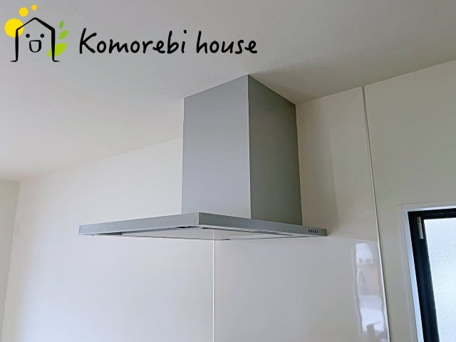 KIS上尾市上　10期　新築一戸建て　ケイアイグレース　01のキッチン|吸引力の高いレンジフードが煙や匂いを素早く排出。揚げ物や炒め物も気兼ねなくでき、リビングに匂いを残しません。															