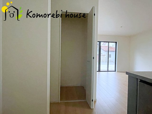 KIS上尾市上　10期　新築一戸建て　ケイアイグレース　01の収納|収納力豊富のウォークインクローゼットは、整理整頓が簡単で見た目もすっきり。ハンガーラックや棚を活用して、自分だけの収納空間を自由にアレンジできます