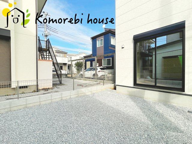 KIS上尾市上　10期　新築一戸建て　ケイアイグレース　01の庭|砂利敷きの庭は雑草対策になるだけでなく、歩くと音が鳴るため防犯面でも効果的。普段は自転車置き場や家事スペースとして活躍し、見た目と実用性を兼ね備えた外構です。		