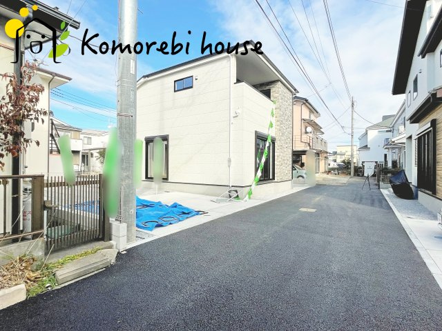 KIS上尾市上　10期　新築一戸建て　ケイアイグレース　01の前面道路含む現地写真|分譲地内の交通量少なめの道路沿い。小さなお子さまのいるご家庭も安心して暮らせる、穏やかな住環境です。															