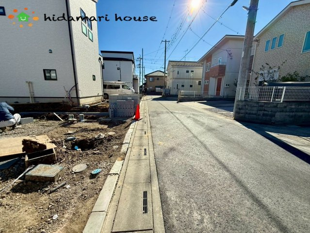 川島町伊草2期　新築戸建　グラファーレ04の前面道路含む現地写真