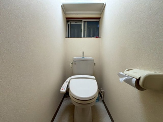 【トイレ】 | 【トイレ】清潔な温水洗浄便座のトイレは手すり付きです♪
