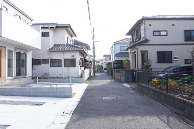 越谷市大字上間久里 新築分譲住宅 全2棟 2号棟の前面道路含む現地写真