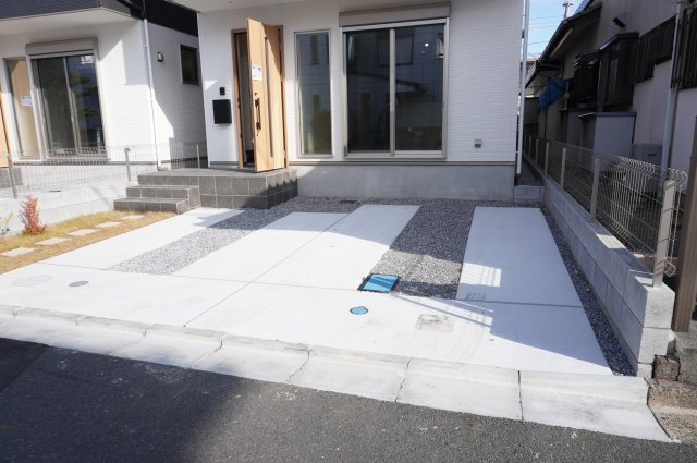 越谷市大字上間久里 新築分譲住宅 全2棟 2号棟の駐車場