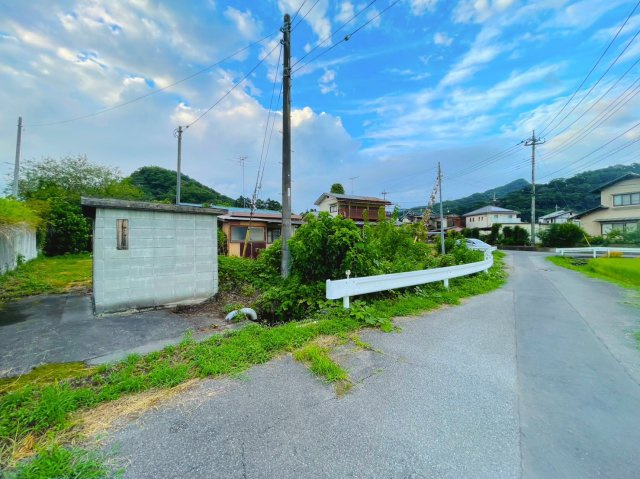 400㎡超　佐野市仙波町古家付き宅地の前面道路含む現地写真