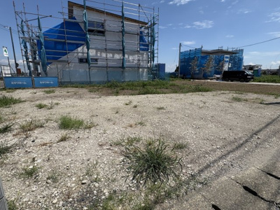 【前面道路含む現地写真】 | 【高勢町第1期　現地外観】
※令和7年8月時点