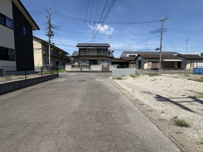 【前面道路含む現地写真】 | 【高勢町第1期　現地外観】
※令和7年8月時点