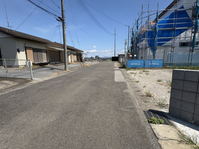 【前面道路含む現地写真】 | 【高勢町第1期　現地外観】
※令和7年8月時点