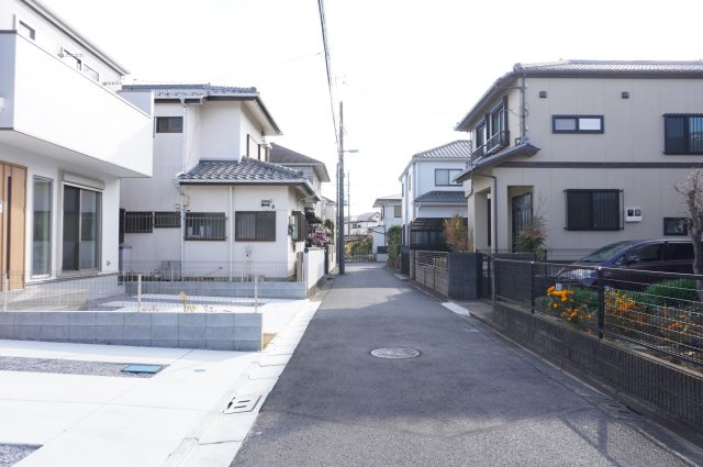 越谷市大字上間久里 新築分譲住宅 全2棟 1号棟の前面道路含む現地写真