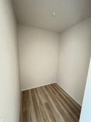 【収納】 | 福岡市西区愛宕3丁目4期　1号棟（全2棟）【仲介手数料無料・0円】 | 現地写真。ウォークインクローゼットです。