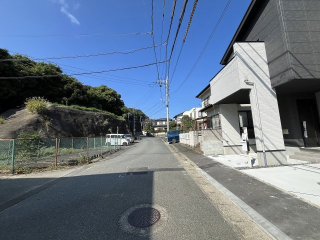 【その他】 | 福岡市西区愛宕3丁目4期　1号棟（全2棟）【仲介手数料無料・0円】 | 現地写真。前面道路です。