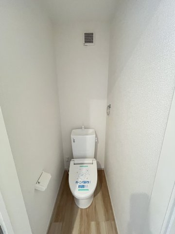 【トイレ】 | 福岡市西区愛宕3丁目4期　1号棟（全2棟）【仲介手数料無料・0円】 | 現地写真。2階にもトイレです。