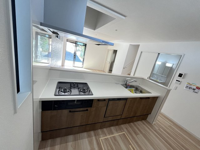 【キッチン】 | 福岡市西区愛宕3丁目4期　1号棟（全2棟）【仲介手数料無料・0円】 | 現地写真。