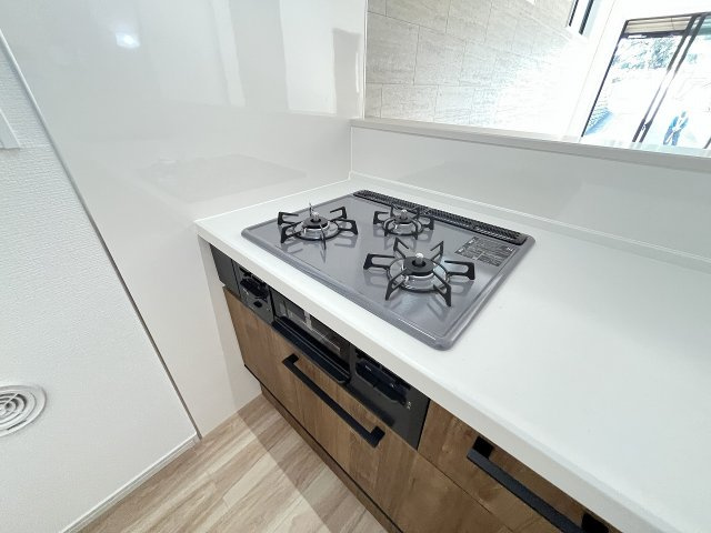 【キッチン】 | 福岡市西区愛宕3丁目4期　1号棟（全2棟）【仲介手数料無料・0円】 | 現地写真。