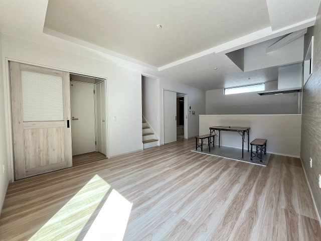 【居間・リビング】 | 福岡市西区愛宕3丁目4期　1号棟（全2棟）【仲介手数料無料・0円】 | 現地写真。リビングです。