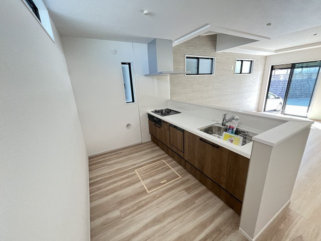 【キッチン】 | 福岡市西区愛宕3丁目4期　1号棟（全2棟）【仲介手数料無料・0円】 | 現地写真。