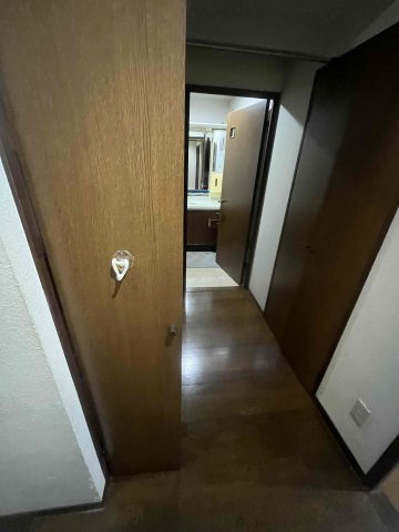 ニューステージ川奈のその他|右手洗濯置き場、左手収納、奥洗面台