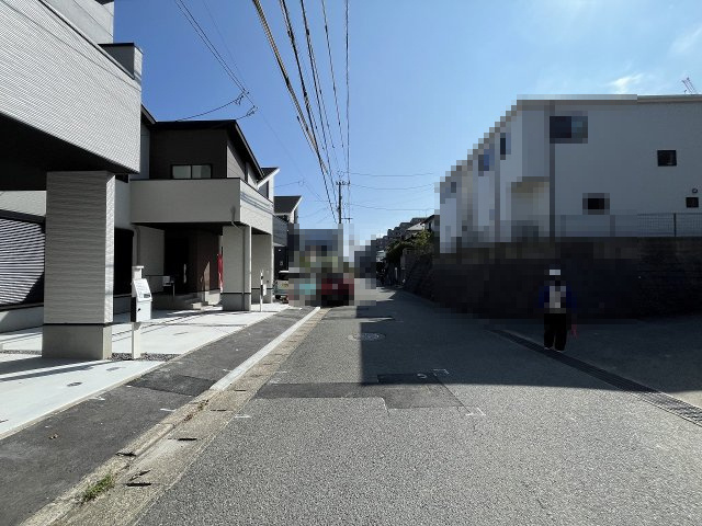 【その他】 | 福岡市西区愛宕3丁目4期　2号棟（全2棟）【仲介手数料無料・0円】 | 現地写真。前面道路です。