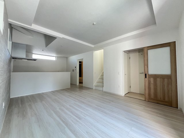 【居間・リビング】 | 福岡市西区愛宕3丁目4期　2号棟（全2棟）【仲介手数料無料・0円】 | 現地写真。