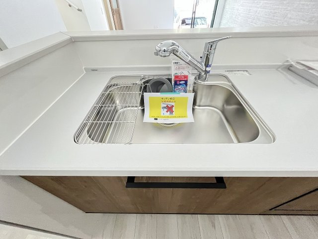 【キッチン】 | 福岡市西区愛宕3丁目4期　2号棟（全2棟）【仲介手数料無料・0円】 | 現地写真。