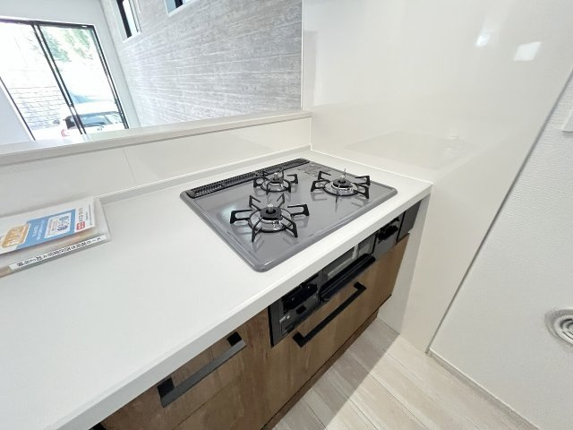 【キッチン】 | 福岡市西区愛宕3丁目4期　2号棟（全2棟）【仲介手数料無料・0円】 | 現地写真。