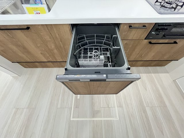 【キッチン】 | 福岡市西区愛宕3丁目4期　2号棟（全2棟）【仲介手数料無料・0円】 | 現地写真。食洗器が付いてます。