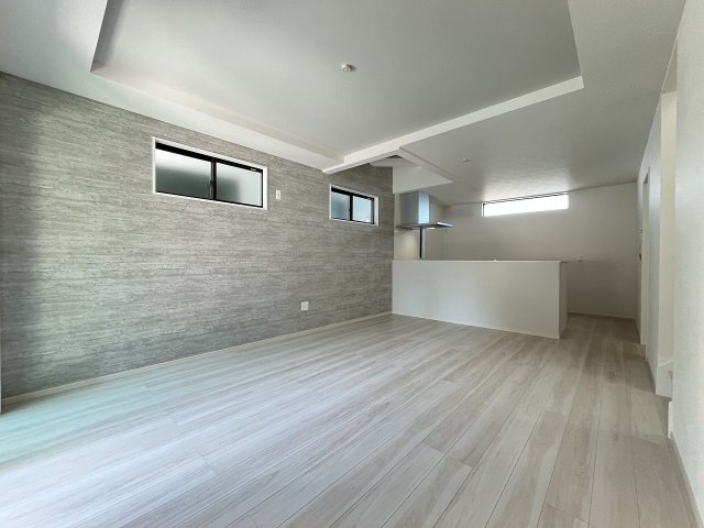 【居間・リビング】 | 福岡市西区愛宕3丁目4期　2号棟（全2棟）【仲介手数料無料・0円】 | 現地写真。リビングです。