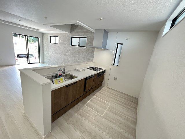 【キッチン】 | 福岡市西区愛宕3丁目4期　2号棟（全2棟）【仲介手数料無料・0円】 | 現地写真。