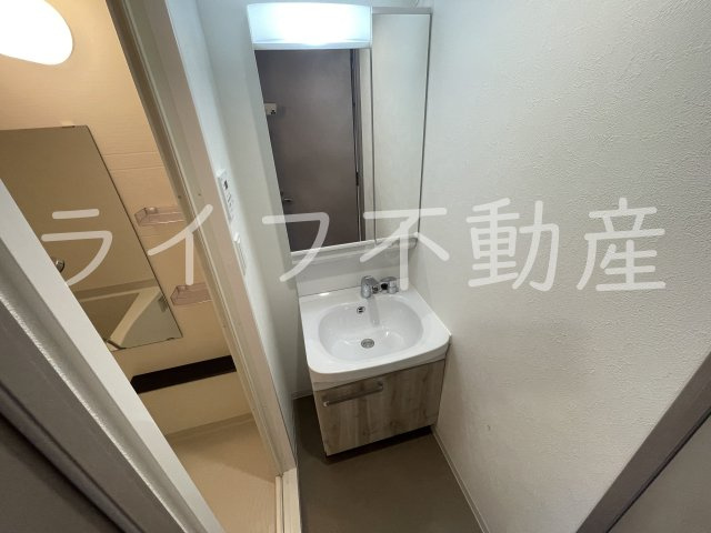 アドバンス大阪リーヴァの独立洗面台|独立洗面台、小物を置くことができて便利です