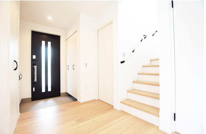 東区船江町１丁目　新築戸建の玄関