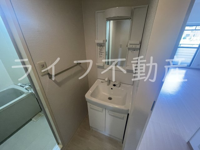 グランドール鴻池の独立洗面台|朝の支度にも助かる、独立の洗髪洗面化粧台