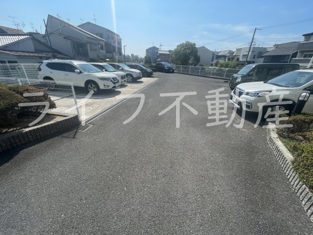 グランドール鴻池の駐車場|駐車スペースもあります
