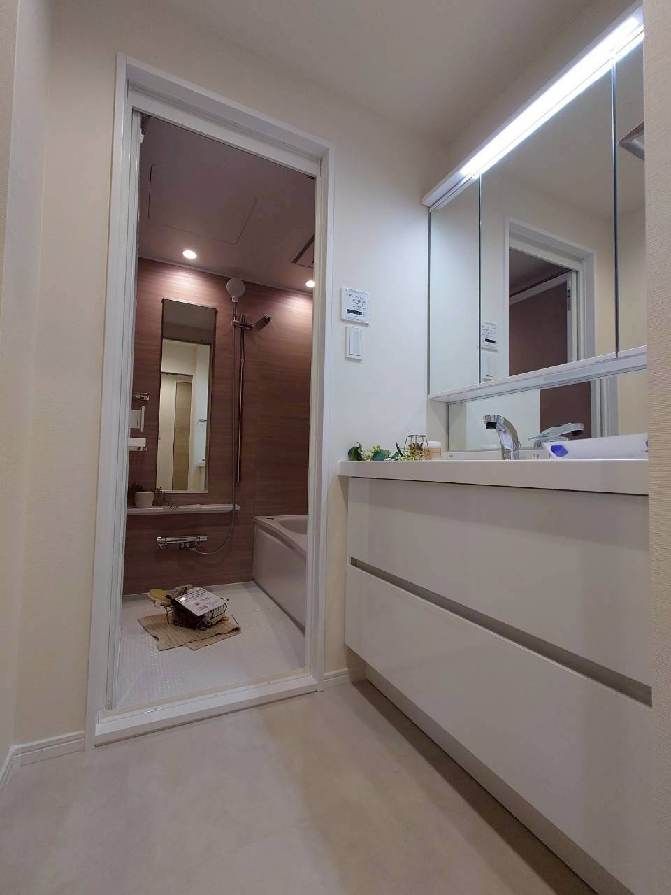 ◆室内リフォーム済みの美室◆京阪宇治線『木幡』駅徒歩６分◆ユニライフ宇治木幡の独立洗面台|シャワー付き洗面台