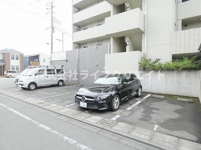 ラピス22の駐車場