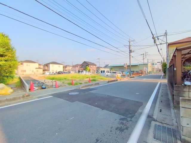 草加市八幡町　新築分譲住宅 全2棟 2号棟の前面道路含む現地写真