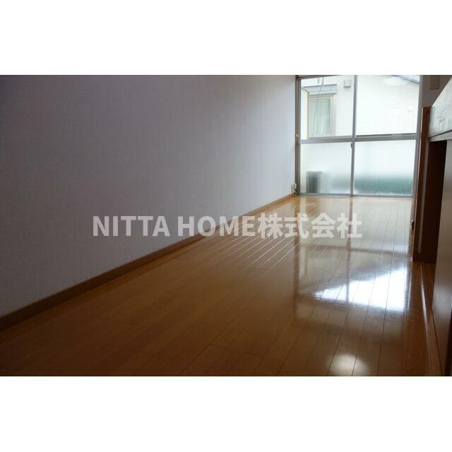 ライフステージ広瀬倉梯の居間・リビング|洋室は７帖で南東向きのバルコニー付きです◎