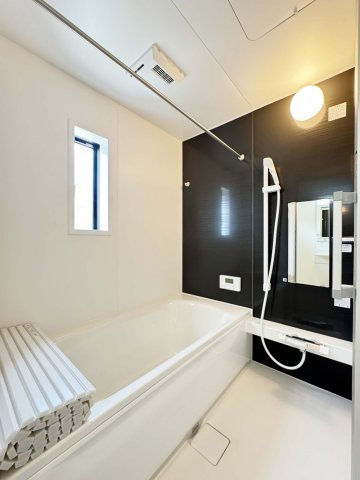 耐震+制震の家 山手町5丁目 第10：住宅性能取得物件 1号棟 山手小徒歩12分の浴室|■バスルームを湿気から守り、洗濯物を乾かす事が出来ます
■浴室暖房でヒートショックの予防
■４時間たっても、湯温低下は約2.5℃ お湯が冷めにくい構造で、光熱費を節約できます